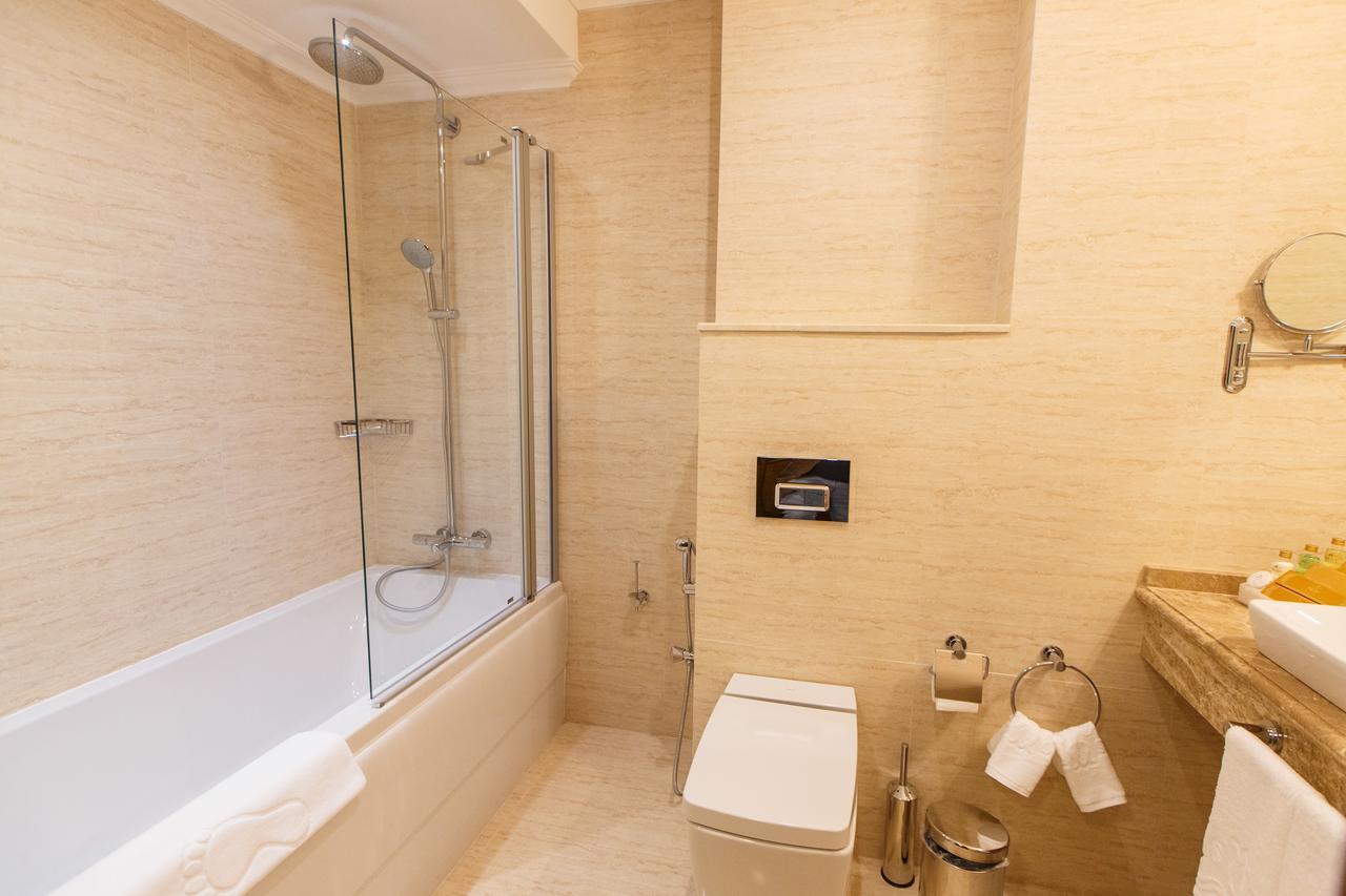 Sultan Palace Hotel Atyraū Exterior foto Bathroom with shower screen