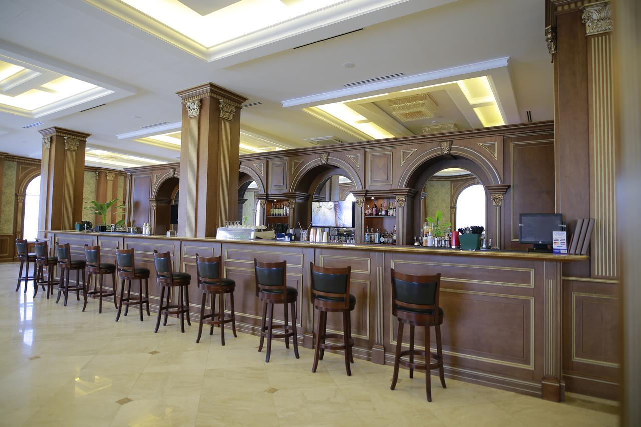 Sultan Palace Hotel Atyraū Exterior foto The bar at the hotel